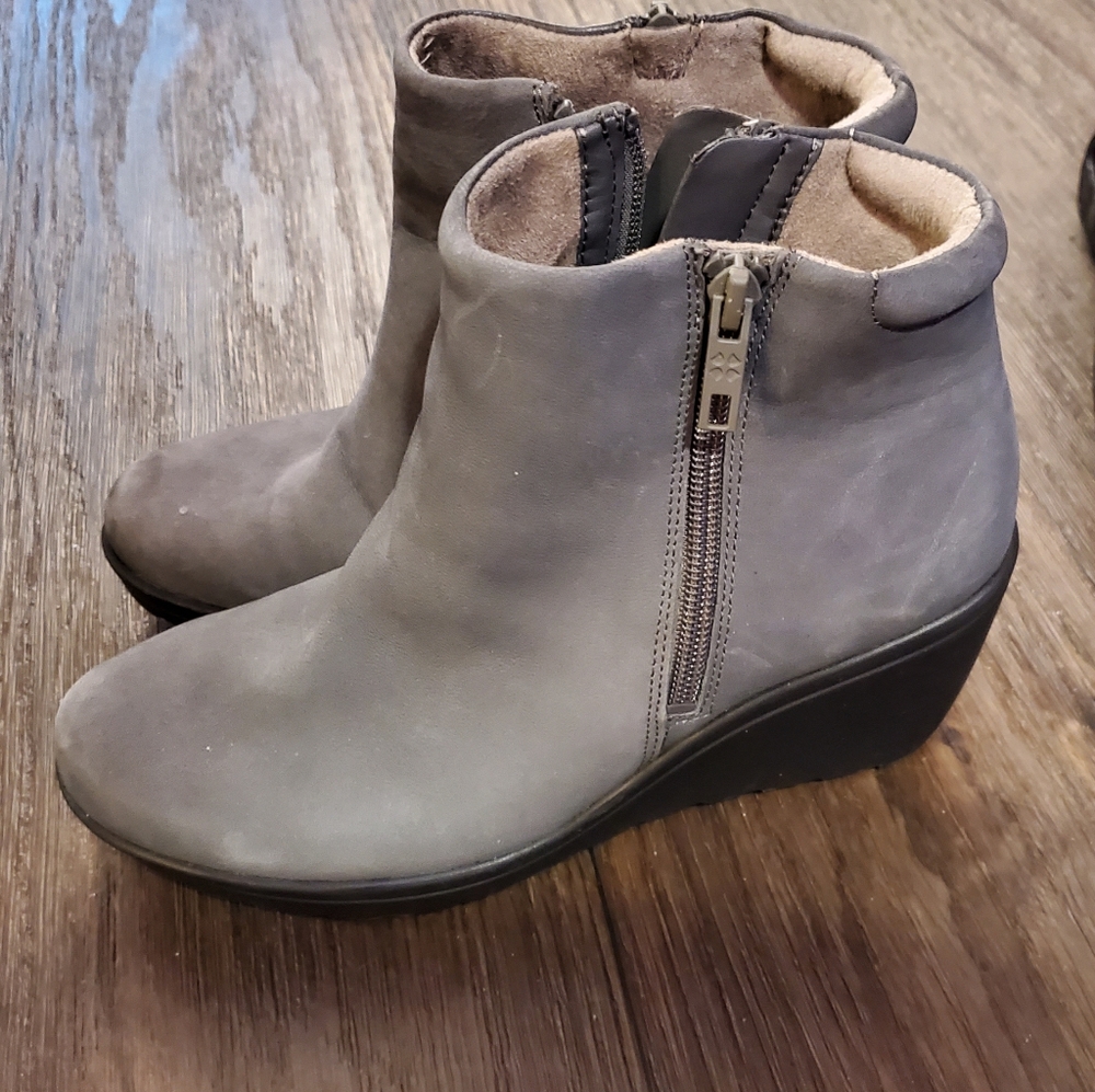 Grey naturalizer booties size 6.5W